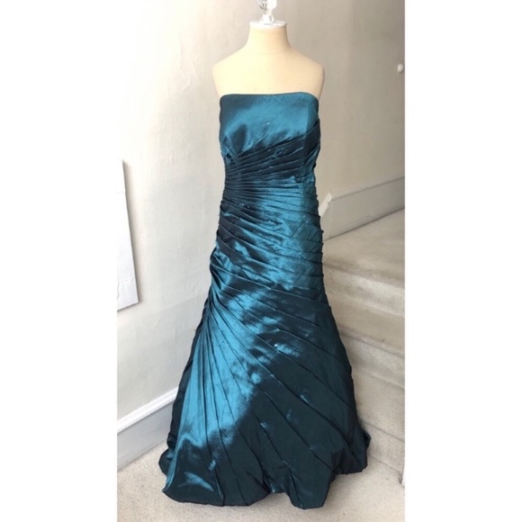 Tony Bowls Dresses & Skirts - LAST CHANCE Tony Bowls Beaded Strapless Evening Go